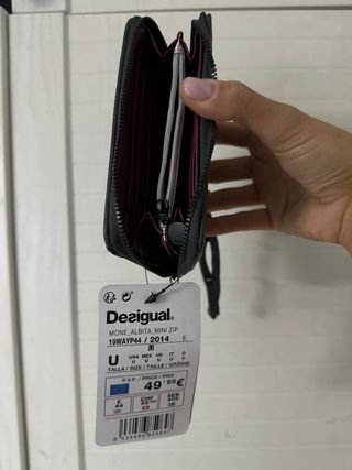 cartera monedero desigual con etiqueta