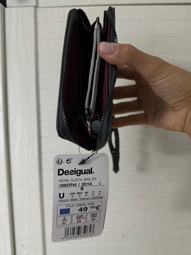 cartera monedero desigual con etiqueta