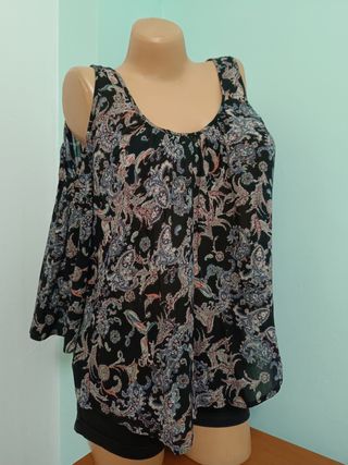 BLUSA TALLA S . MARCA BERSHKA 