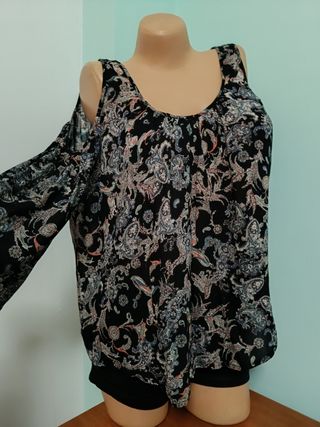 BLUSA TALLA S . MARCA BERSHKA 
