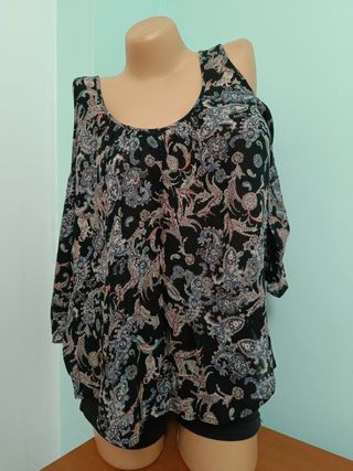 BLUSA TALLA S . MARCA BERSHKA 