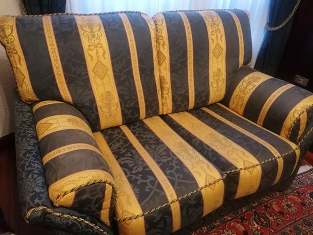 Sofá de dos plazas tela tapicería amarilla y azul