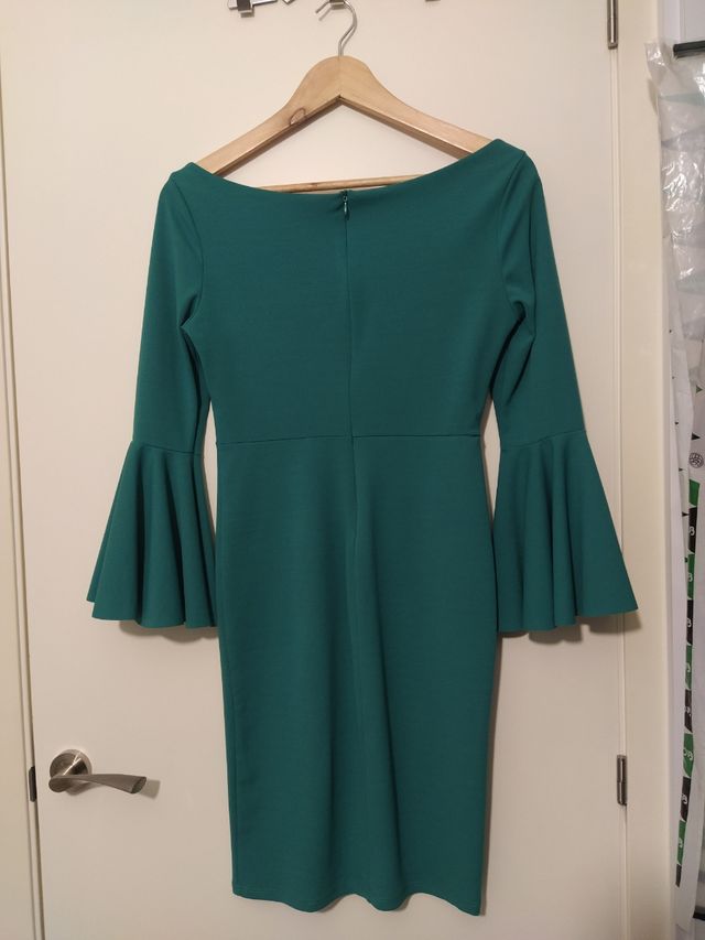 Vestido verde con manga de volante