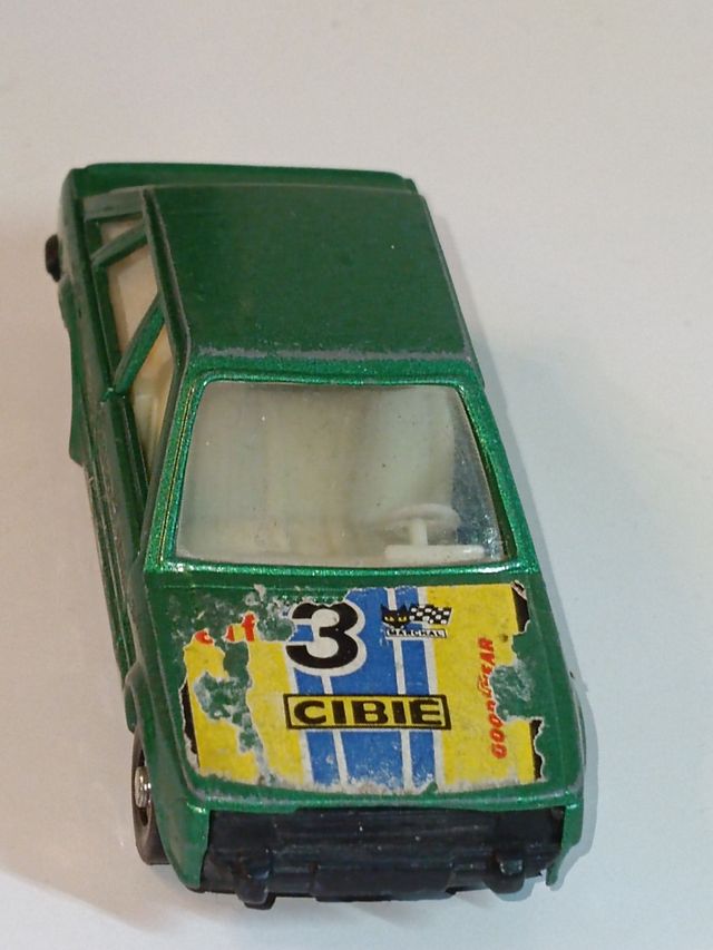 *FORD ESCORT 1/64 MIRA