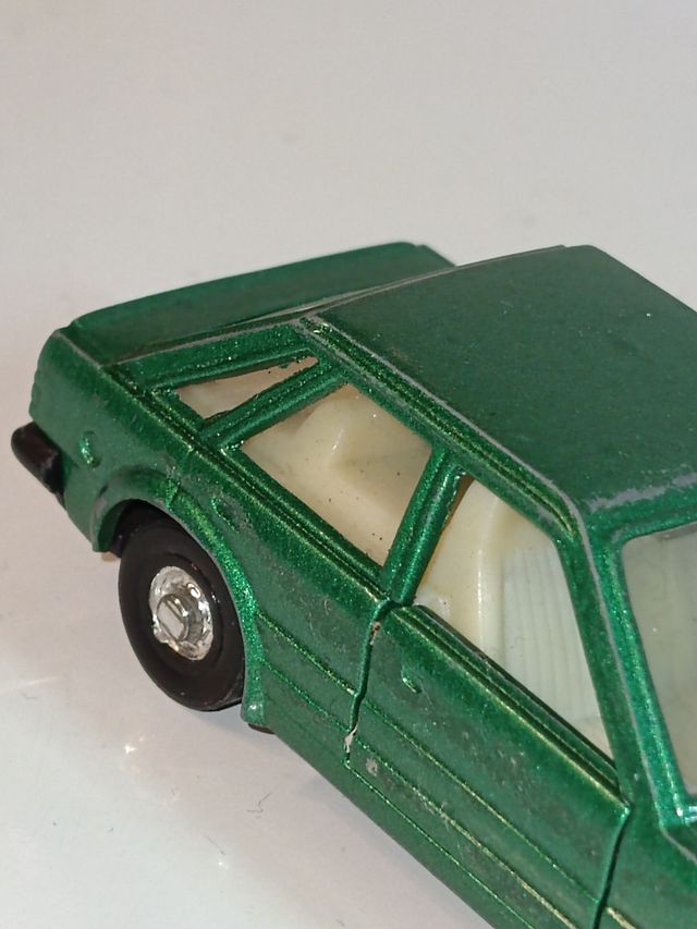 *FORD ESCORT 1/64 MIRA