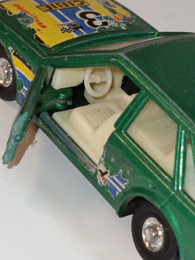 *FORD ESCORT 1/64 MIRA