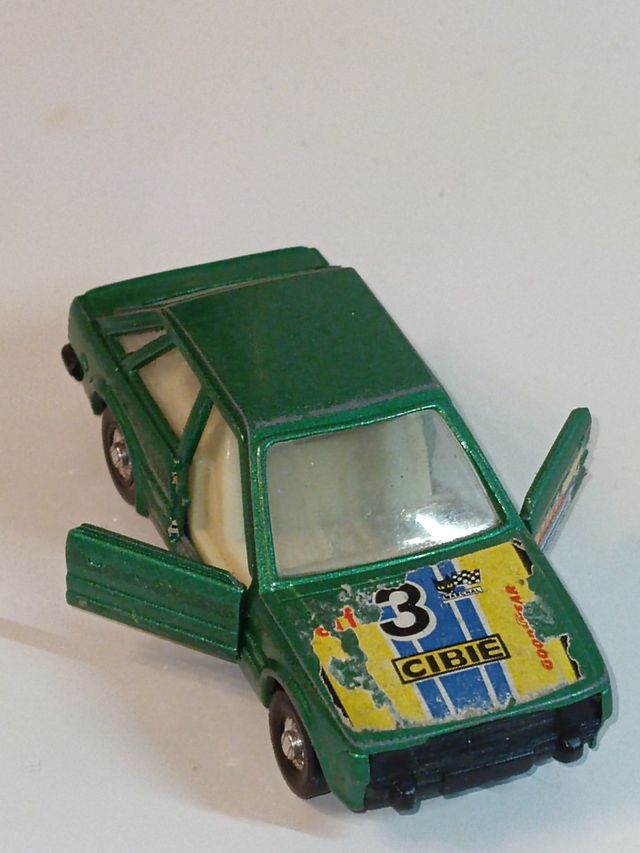 *FORD ESCORT 1/64 MIRA