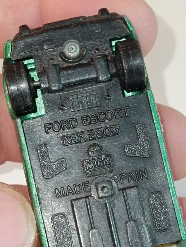 *FORD ESCORT 1/64 MIRA