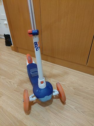 Patinete 3 ruedas y con luz. Decathlon.