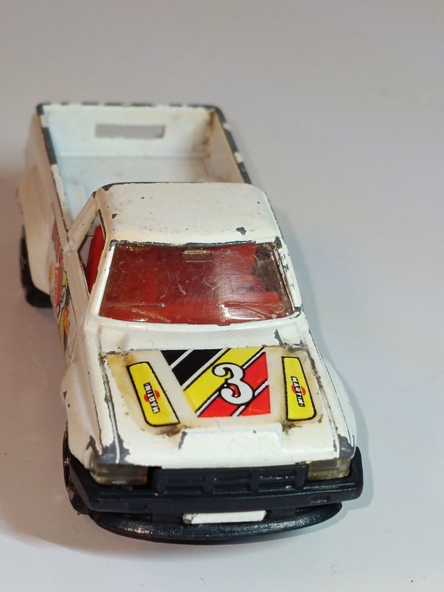 *TOYOTA HILUX 1/64 GUISVAL