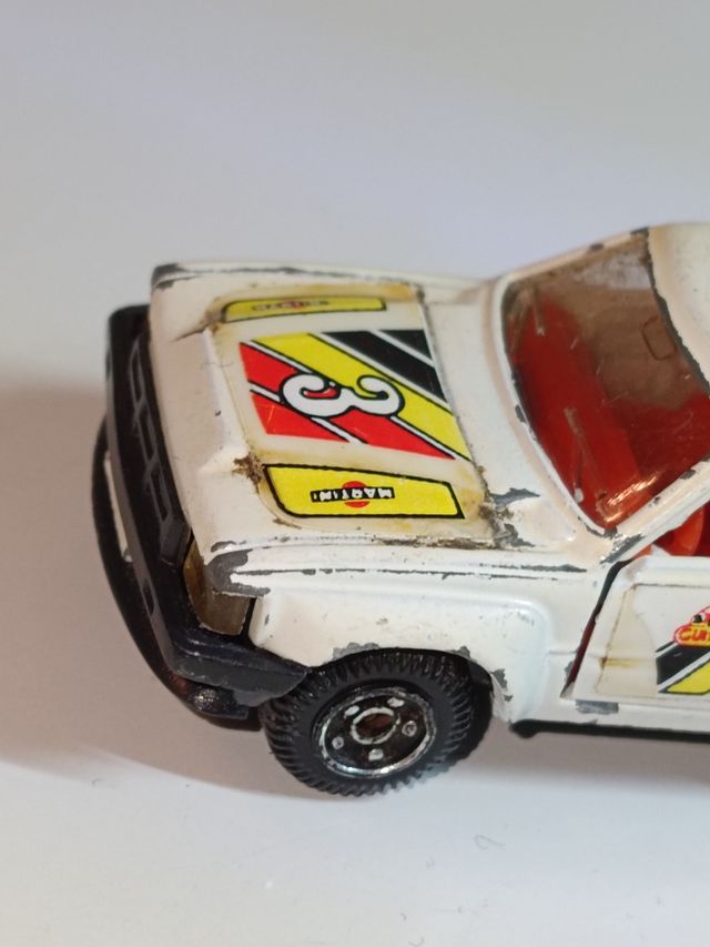 *TOYOTA HILUX 1/64 GUISVAL