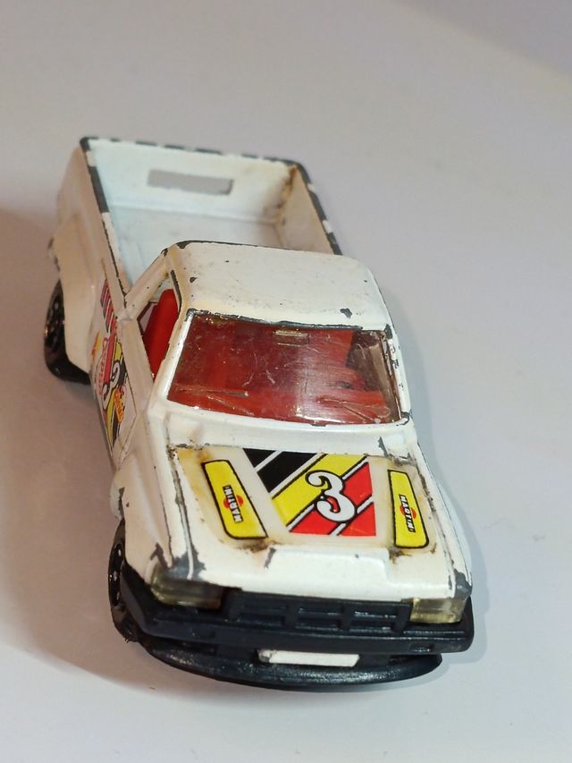 *TOYOTA HILUX 1/64 GUISVAL