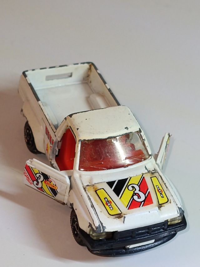 *TOYOTA HILUX 1/64 GUISVAL