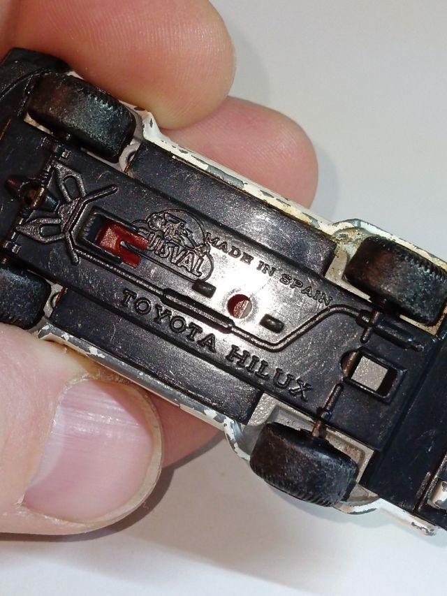 *TOYOTA HILUX 1/64 GUISVAL