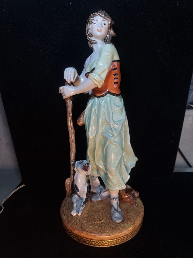 Figura sureda de porcelana