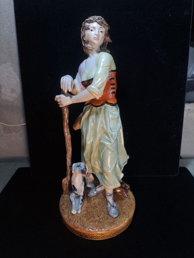 Figura sureda de porcelana