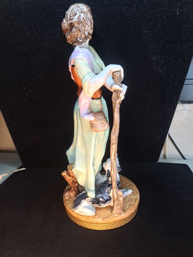 Figura sureda de porcelana