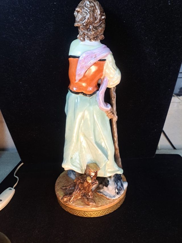 Figura sureda de porcelana