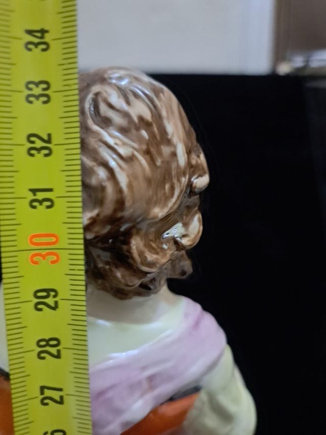 Figura sureda de porcelana