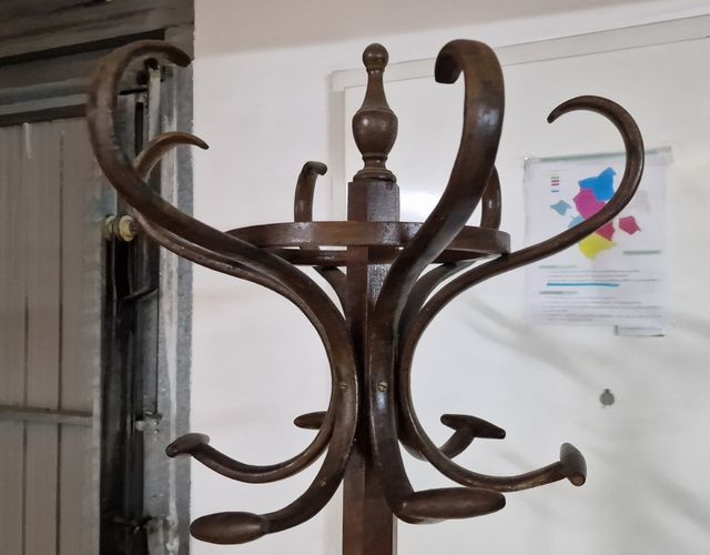 Perchero antiguo de pie de madera