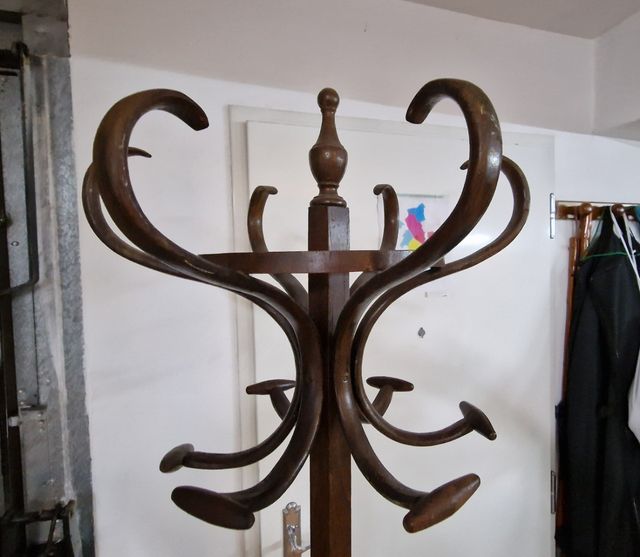 Perchero antiguo de pie de madera