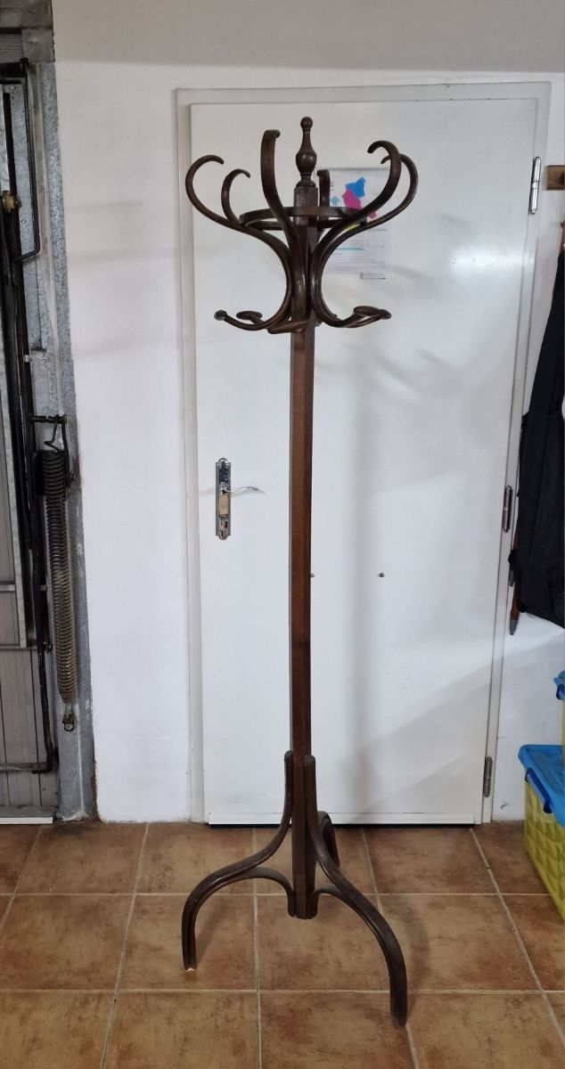 Perchero antiguo de pie de madera