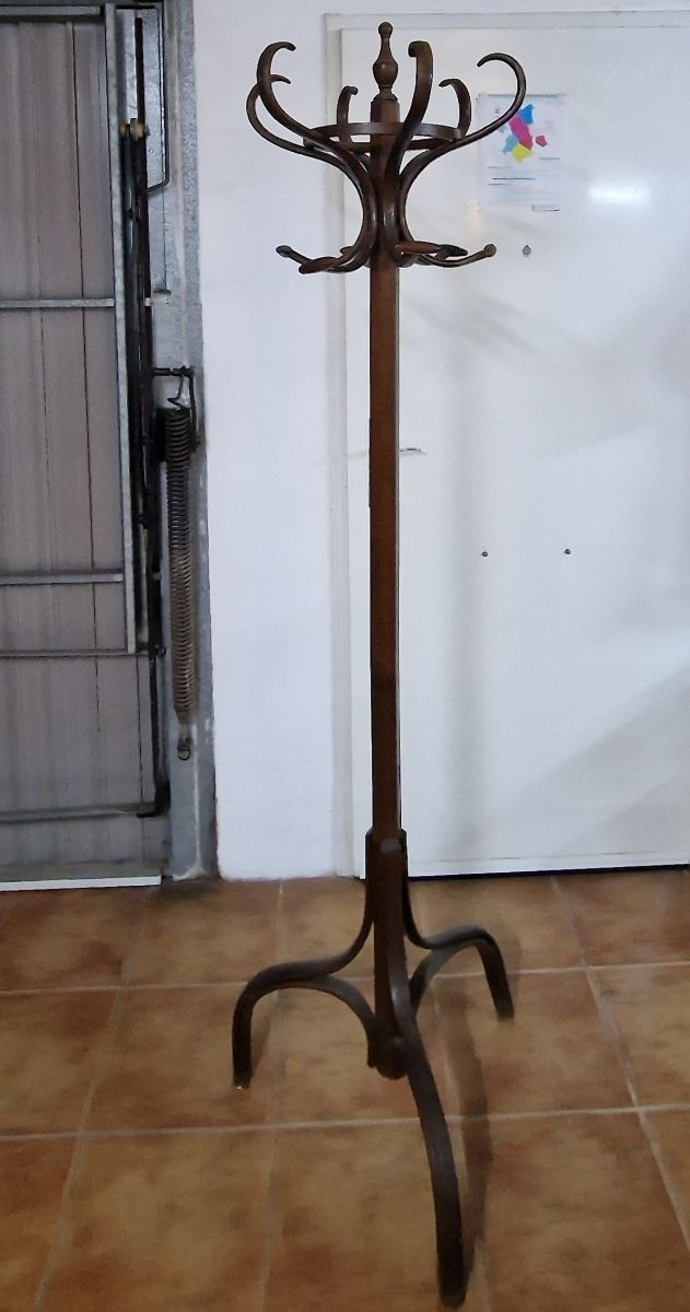 Perchero antiguo de pie de madera