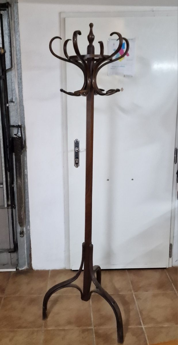 Perchero antiguo de pie de madera