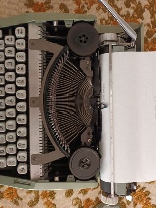 MÁQUINA DE ESCRIBIR HERMES BABY. 3 KILOS