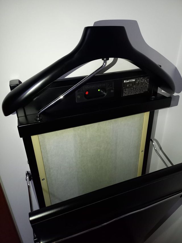 stira pantaloni a muro Foppapedretti.