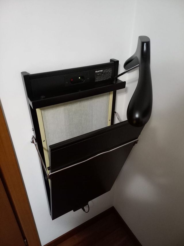 stira pantaloni a muro Foppapedretti.