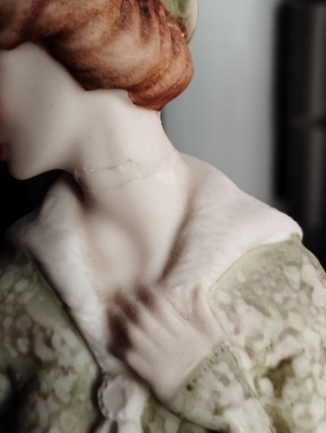 Capodimonte. Figura de dama de Giuseppe Armani.