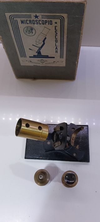 Microscopio escolar antiguo