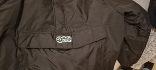 Cazadora hombre Pull & Bear negra.