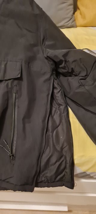 Cazadora hombre Pull & Bear negra.