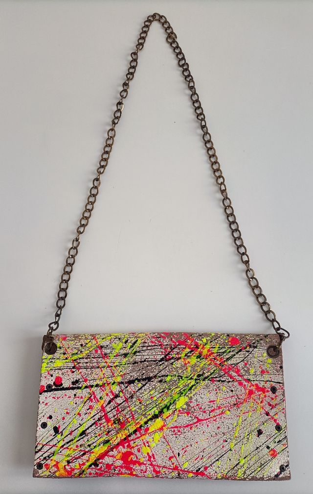 Bolso multicolor con cadena