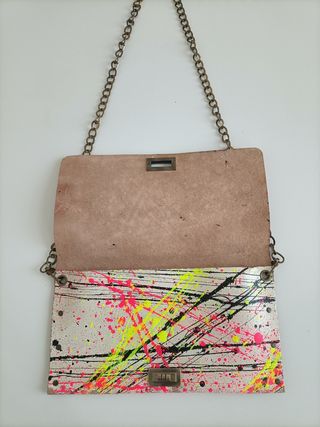Bolso multicolor con cadena