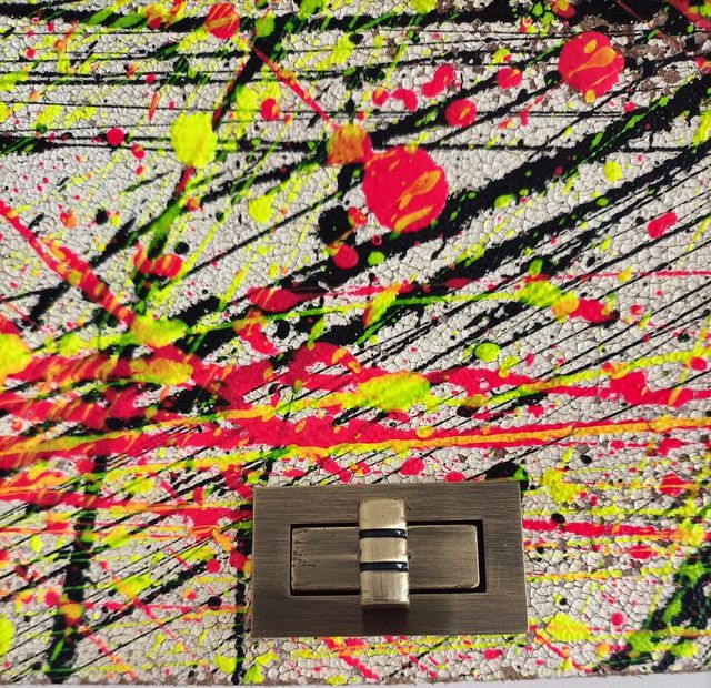 Bolso multicolor con cadena