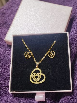 Collar y pendientes de corazón