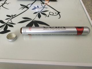 Bottiglie di profumo vuote.