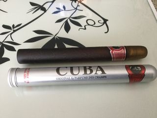 Bottiglie di profumo vuote.