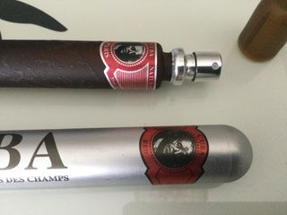 Bottiglie di profumo vuote.