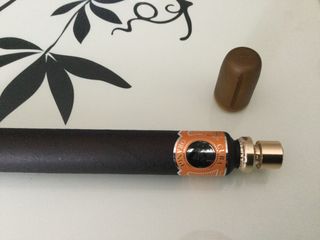 Bottiglie di profumo vuote.