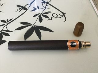 Bottiglie di profumo vuote.