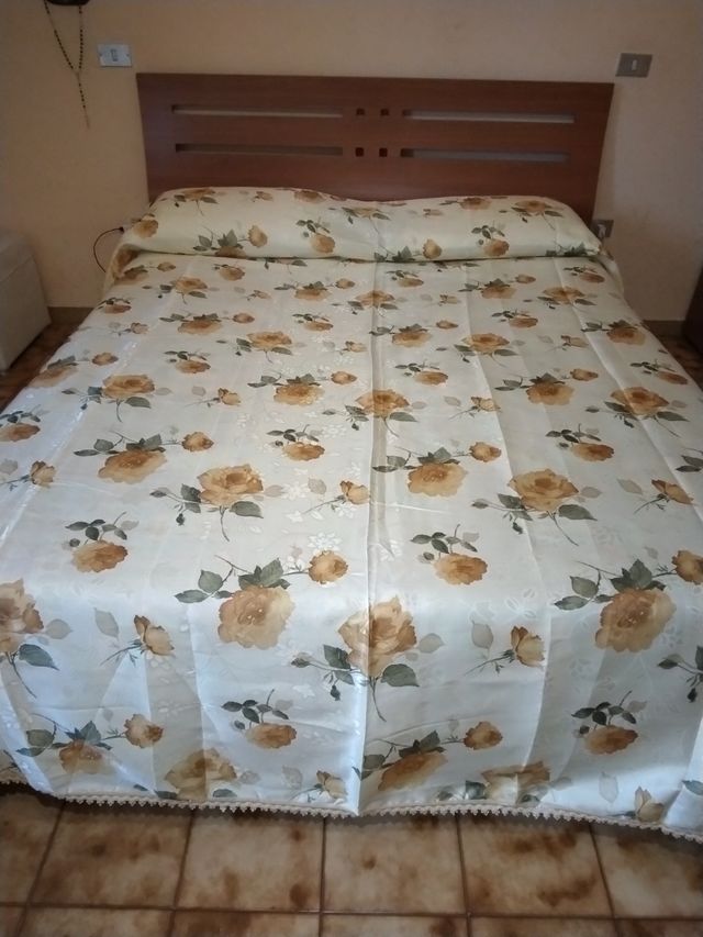 Copriletto in tessuto rasato