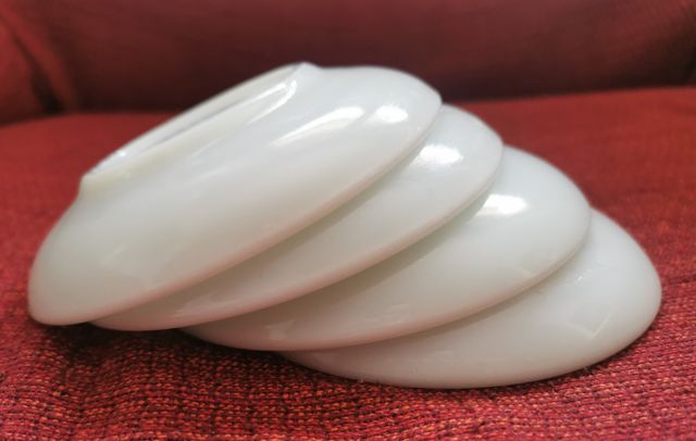 Tazas y sus platos compañeros blancas café