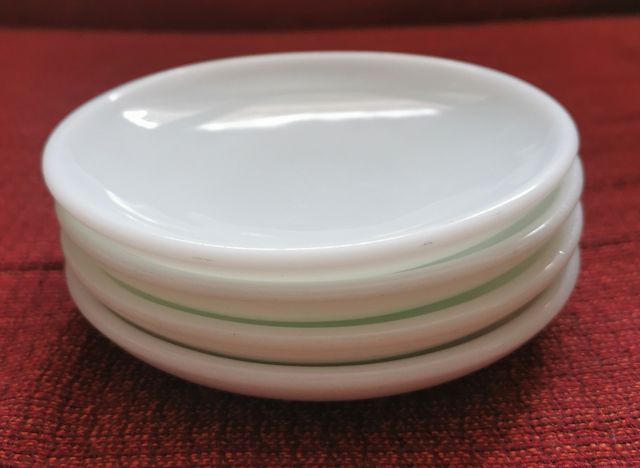 Tazas y sus platos compañeros blancas café