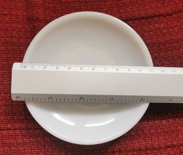 Tazas y sus platos compañeros blancas café