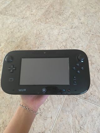 Nintendo Wii U con gamepad y mando a distancia.