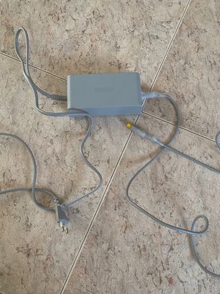 Nintendo Wii U con gamepad y mando a distancia.